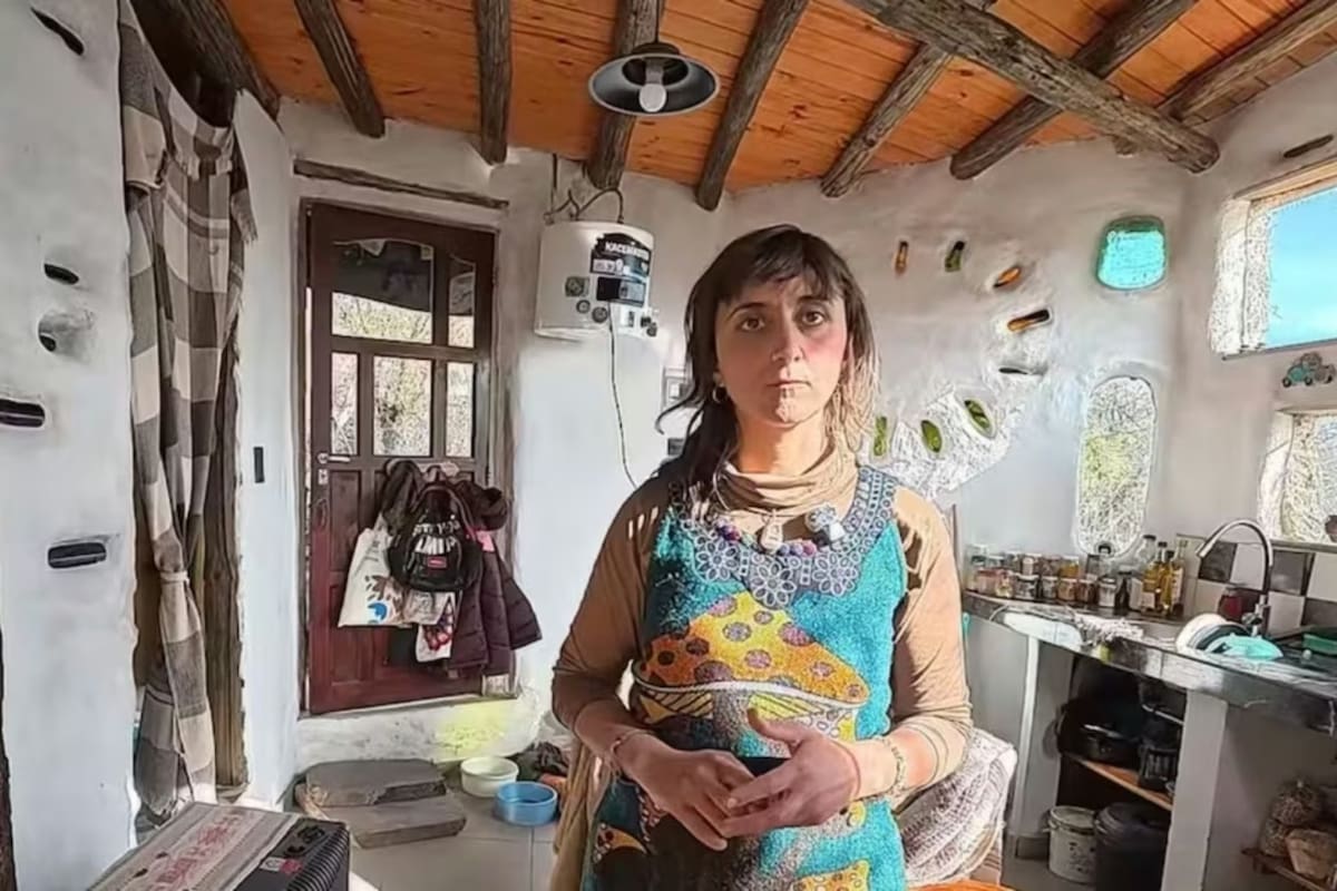 La casa incorpora 12 parabrisas de coches y botellas de vidrio recicladas para aprovechar la luz natural. Foto: RRSS