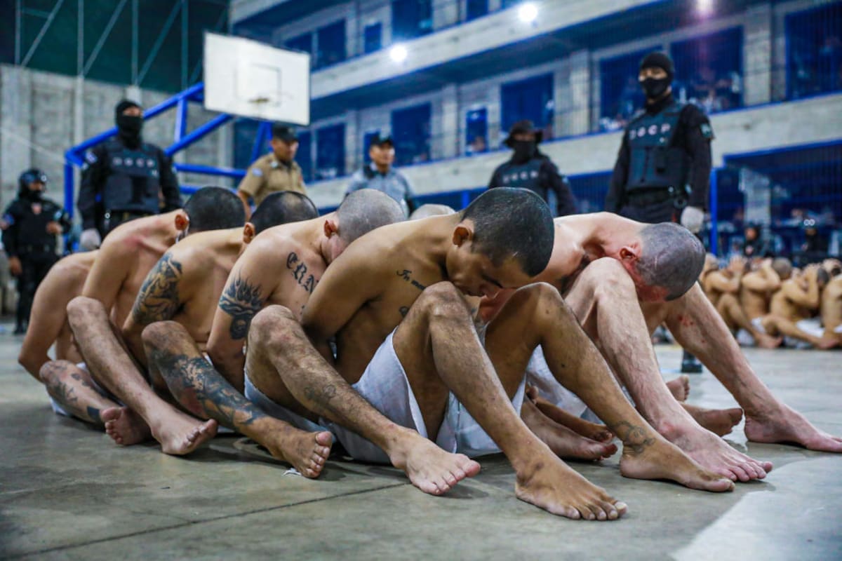 Foto de archivo, prisioneros en la MEGACÁRCEL de El Salvador a la cual Trump ha enviado a Venezolanos.