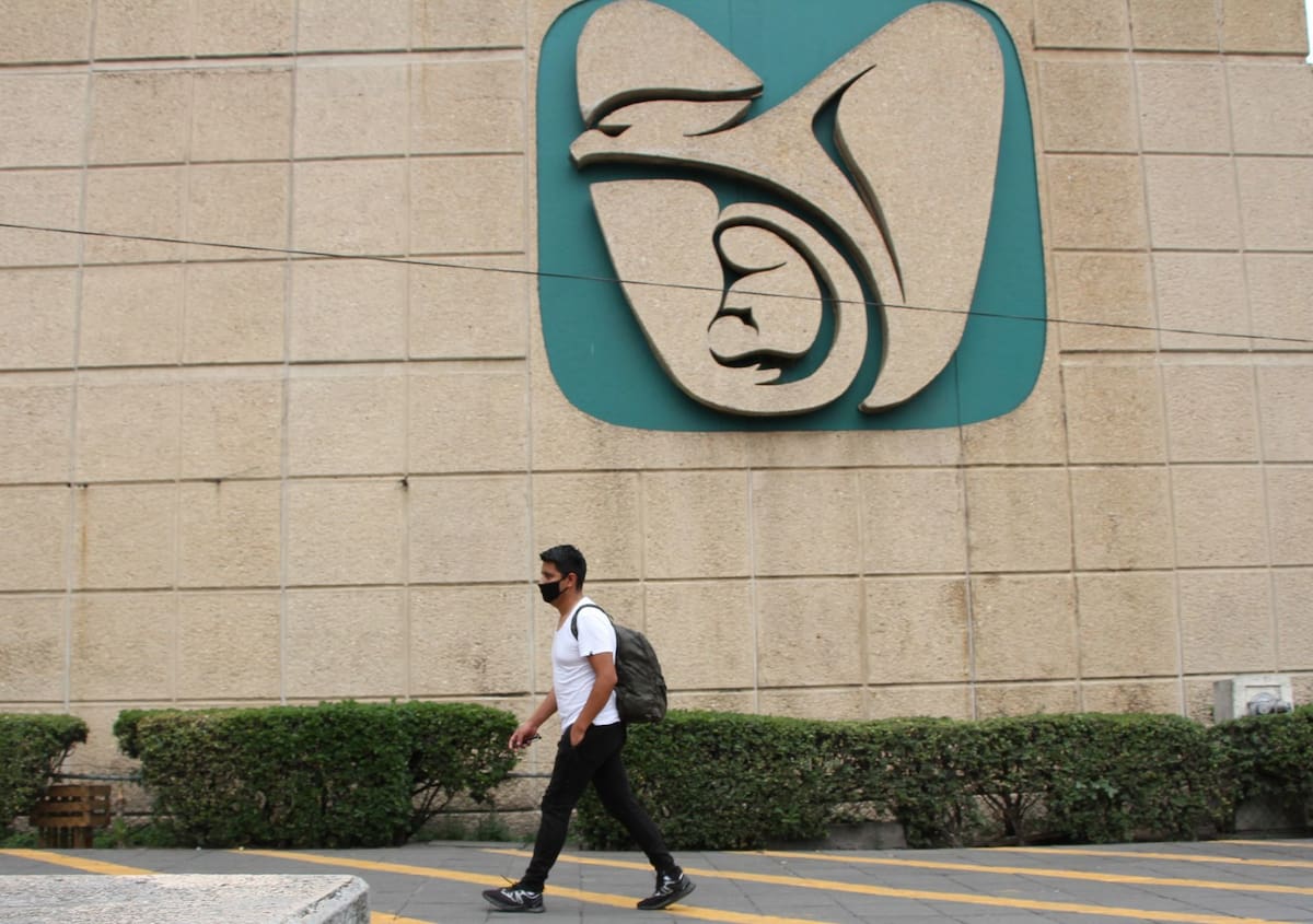 CIUDAD DE MÉXICO DE MÉXICO, 09ABRIL2020.- El Instituto Mexicano del Seguro Social, ha reportado 89 contagios por COVID-19 y 5 muertes de su personal a nivel nacional por dicho virus. Cabe mencionar que en distintas ocasiones el personal del IMSS ha manifestado la falta de insumos y protocolos para la atención del coronavirus.
FOTO: ROGELIO MORALES /CUARTOSCURO.COM