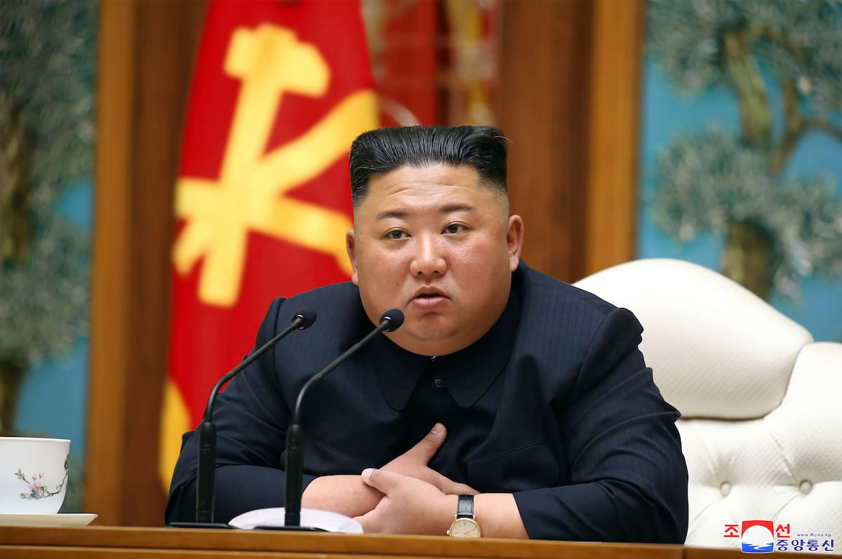 En esta foto de archivo del 11 de abril de 2020, proveída por el gobierno de Corea del Norte, se ve al mandatario norcoreano Kim Jong Un en una sesión del politburó del Partido de los Trabajadores de Corea, en Pyongyang. (Korean Central News Agency/Korea News Service vía AP)