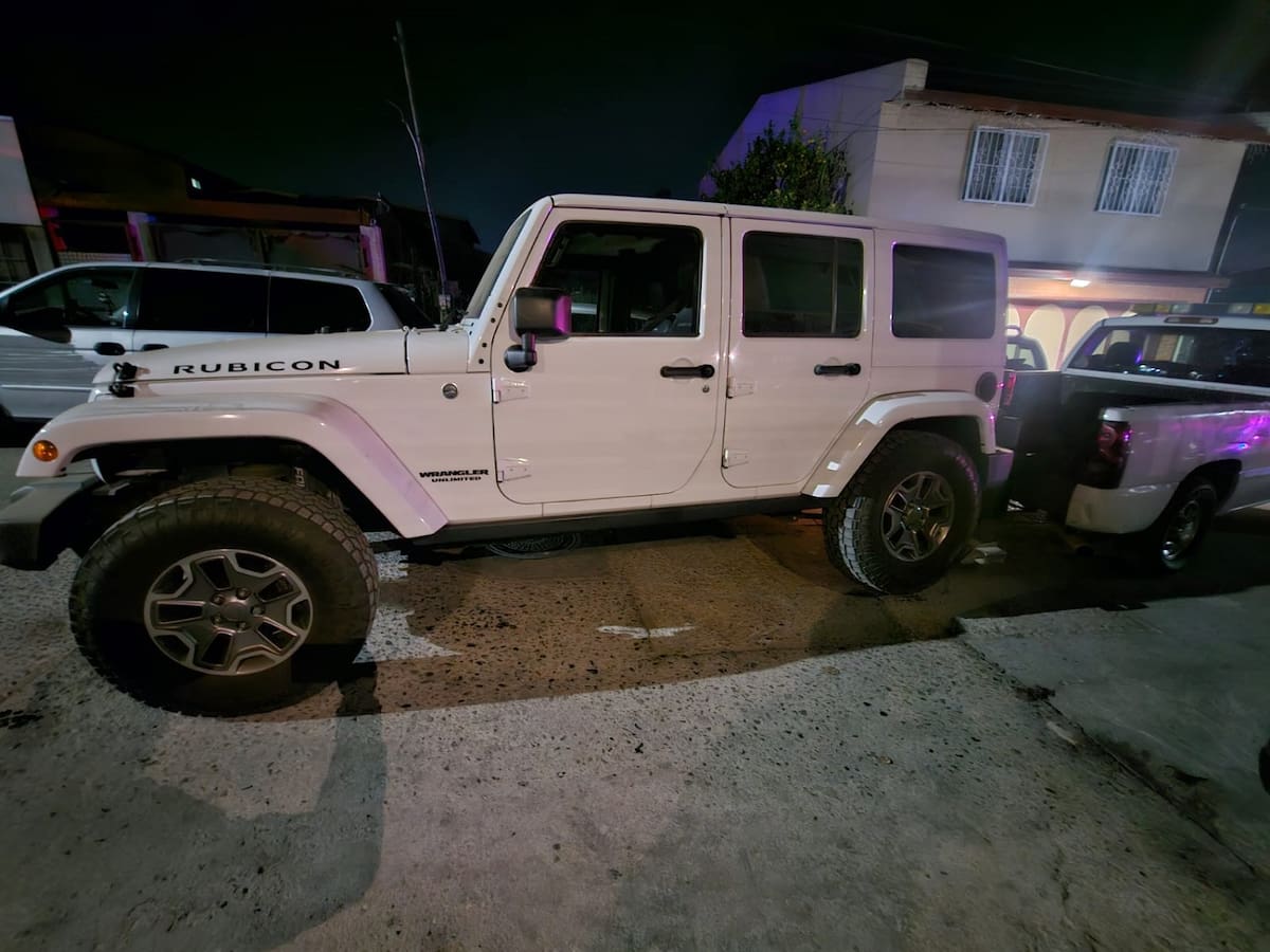 Vehículo de motor, tipo vagoneta, marca Jeep, línea Wrangler, blanco, modelo 2014, con placas de circulación de California.