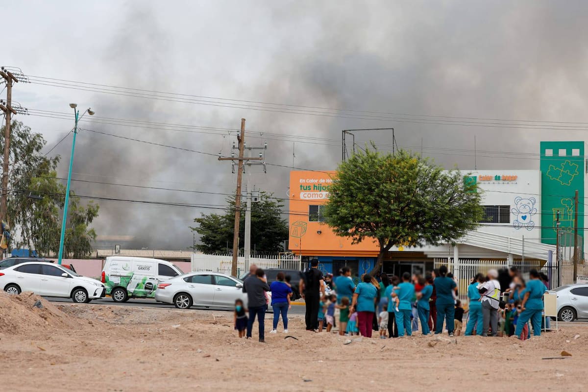 Incendio consume recicladora, alcanza primaria y provoca evacuación de estancia infantil en Mexicali