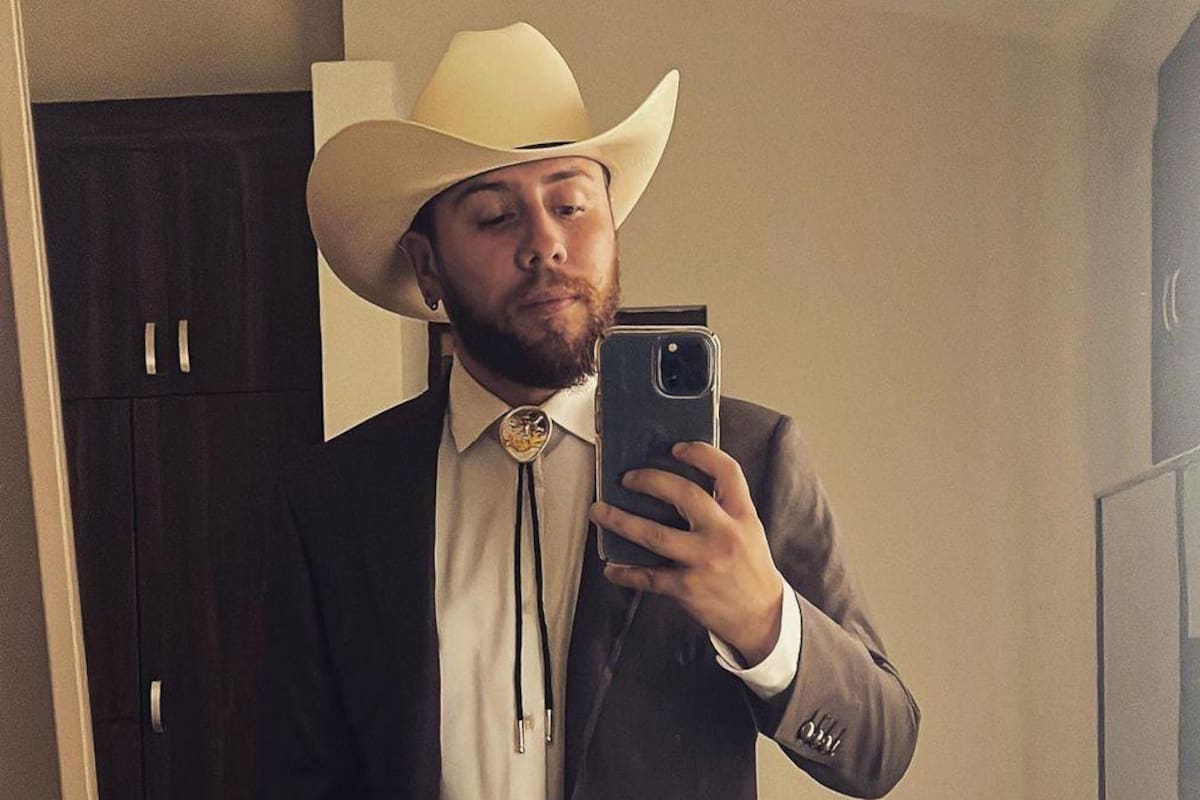 ¿Alex Strecci aparece besándose con otro hombre?