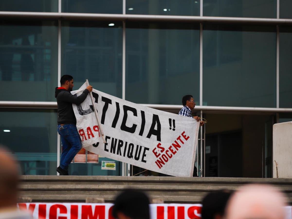 Decenas de personas se manifestaron para exigir justicia para Jesús Enrique, excoordinador administrativo y financiero de Desom. Foto: Johnny Morales