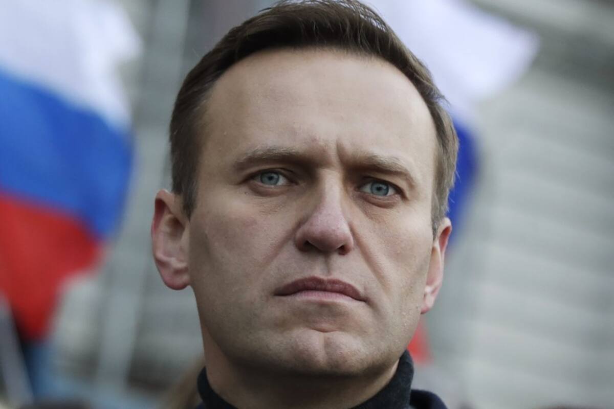 Vuela en coma Navalny, líder opositor ruso, a Alemania