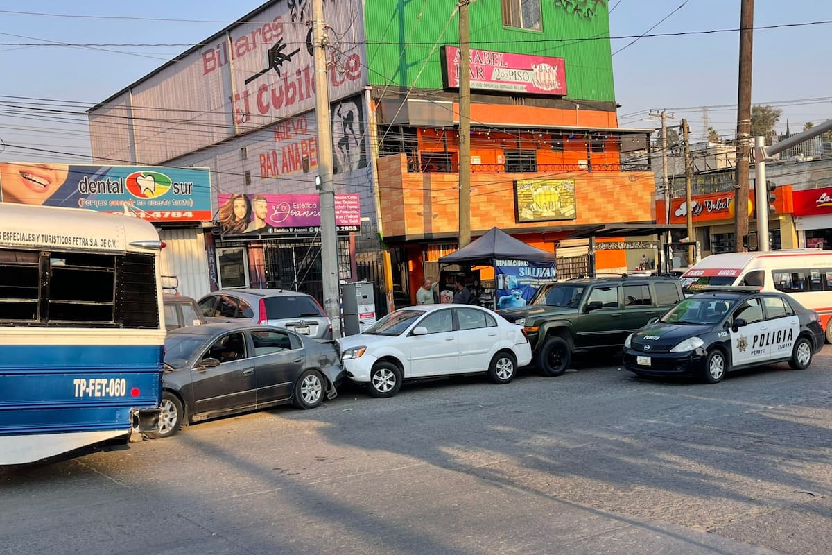 Chocan cinco vehículos frente a Bar Anabel