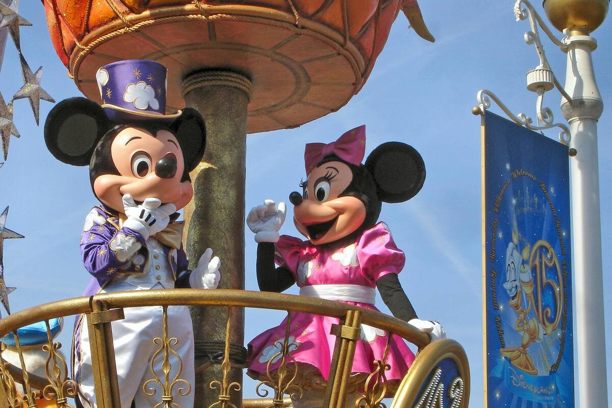 VÍDEO: Botarga de Minnie Mouse golpea a guardia de seguridad