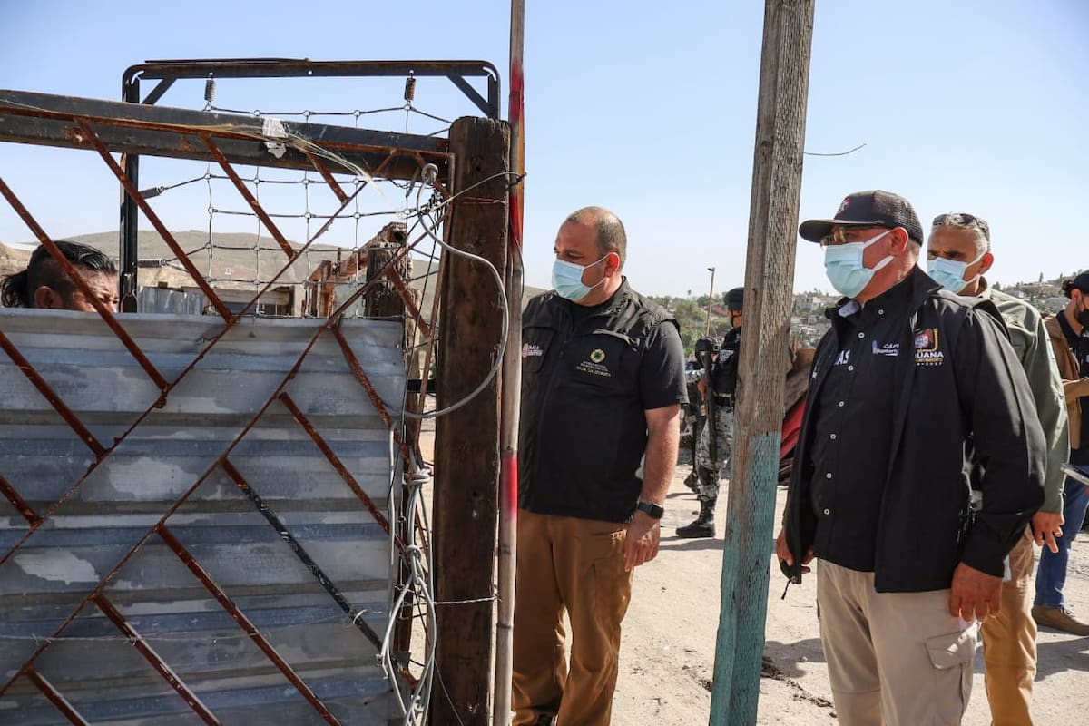 Personal de Protección Civil y otras corporaciones participaron en el operativo preventivo para retirar a familias asentadas en una zona vulnerable de la canalización del Río Tijuana ante el pronóstico de lluvias. Foto: Cortesía