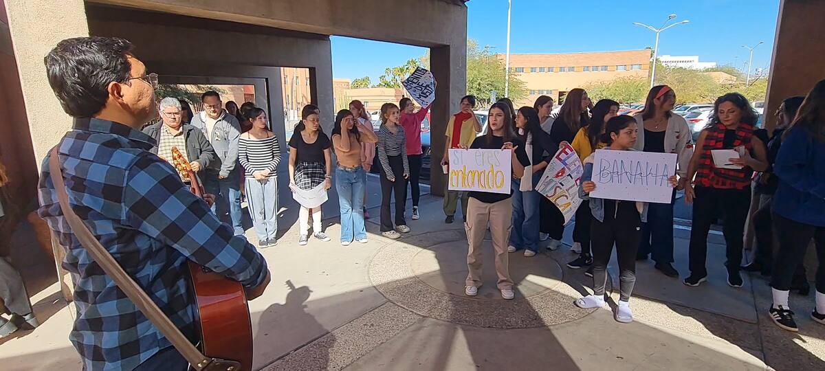 El maestro presentó el coro integrado por sus 40 alumnos y alumnas en diferentes puntos de la Unison.