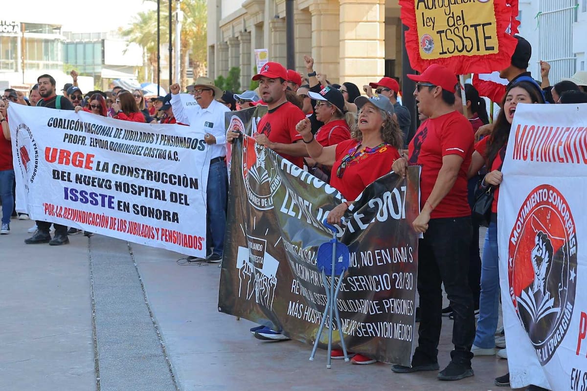 Se manifiestan maestros federalizados de Sonora para exigir abrogación a la Ley del ISSSTE del 2007