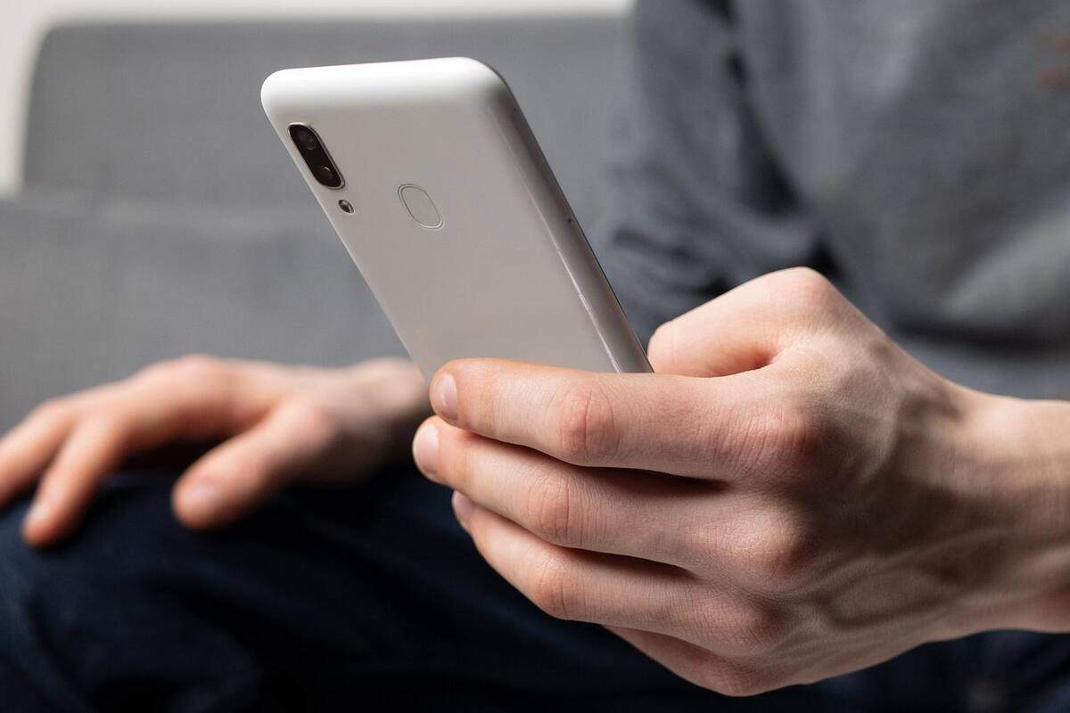 Mujer celosa pide a su novio a hablar con ella durante toda su jornada laboral