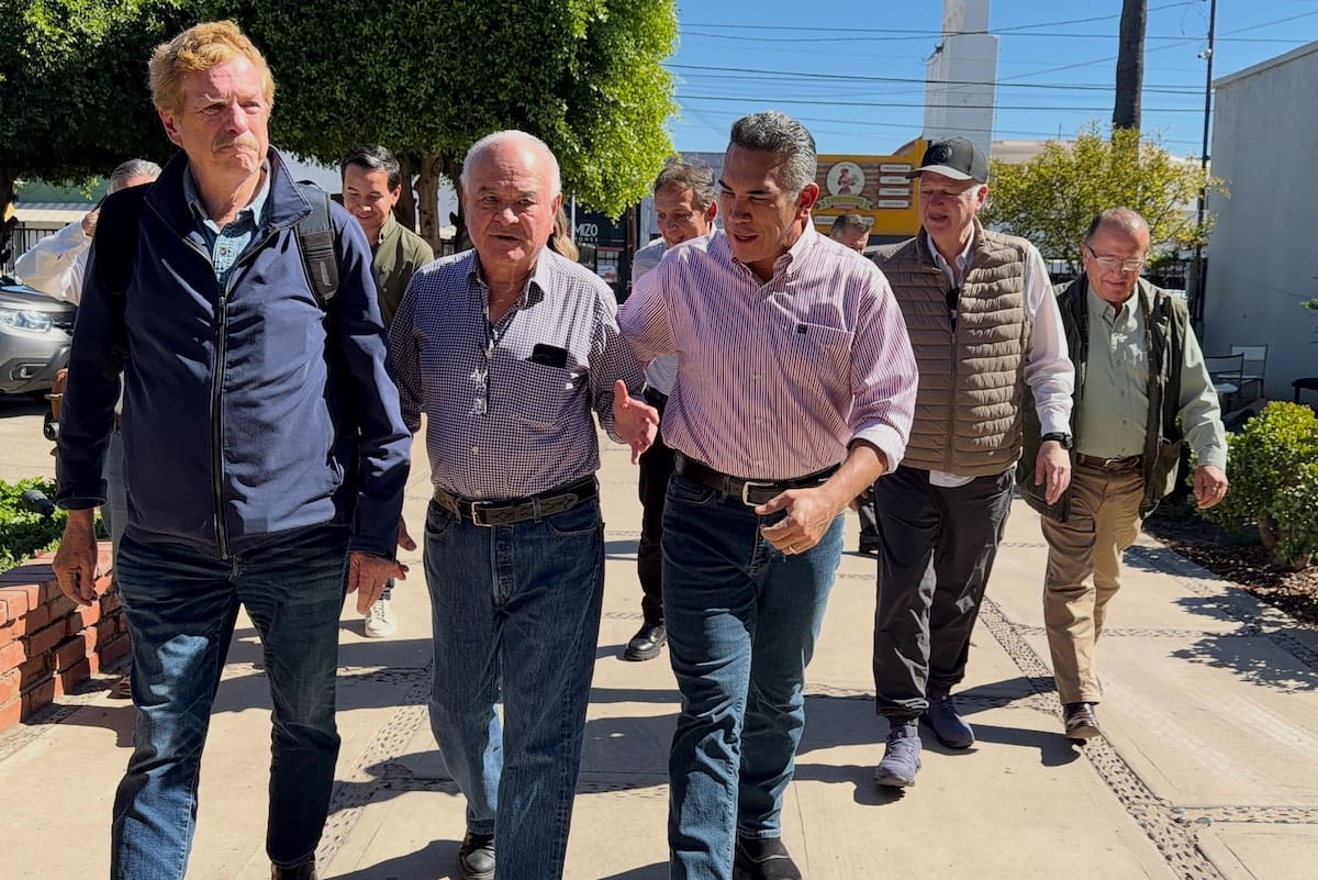 El dirigente nacional del PRI, Alejandro Moreno Cárdenas, visitó al exgobernador de Baja California, Ernesto Ruffo Appel, en su domicilio en Ensenada, donde permanece en prisión domiciliaria. Moreno expresó su respaldo, aseguró que lo considera inocente y anunció una denuncia internacional por presunta persecución política. Foto: Cortesía