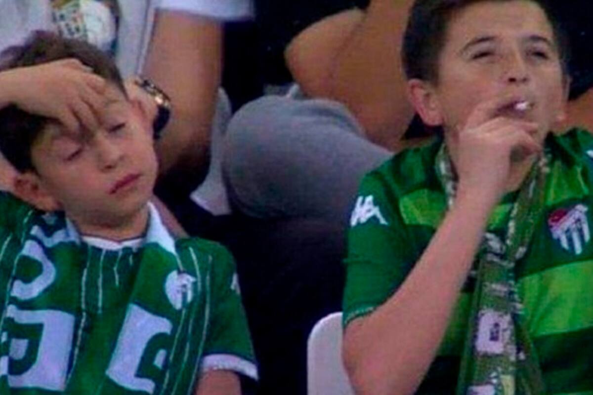 La verdad detrás del “niño fumando” en un partido