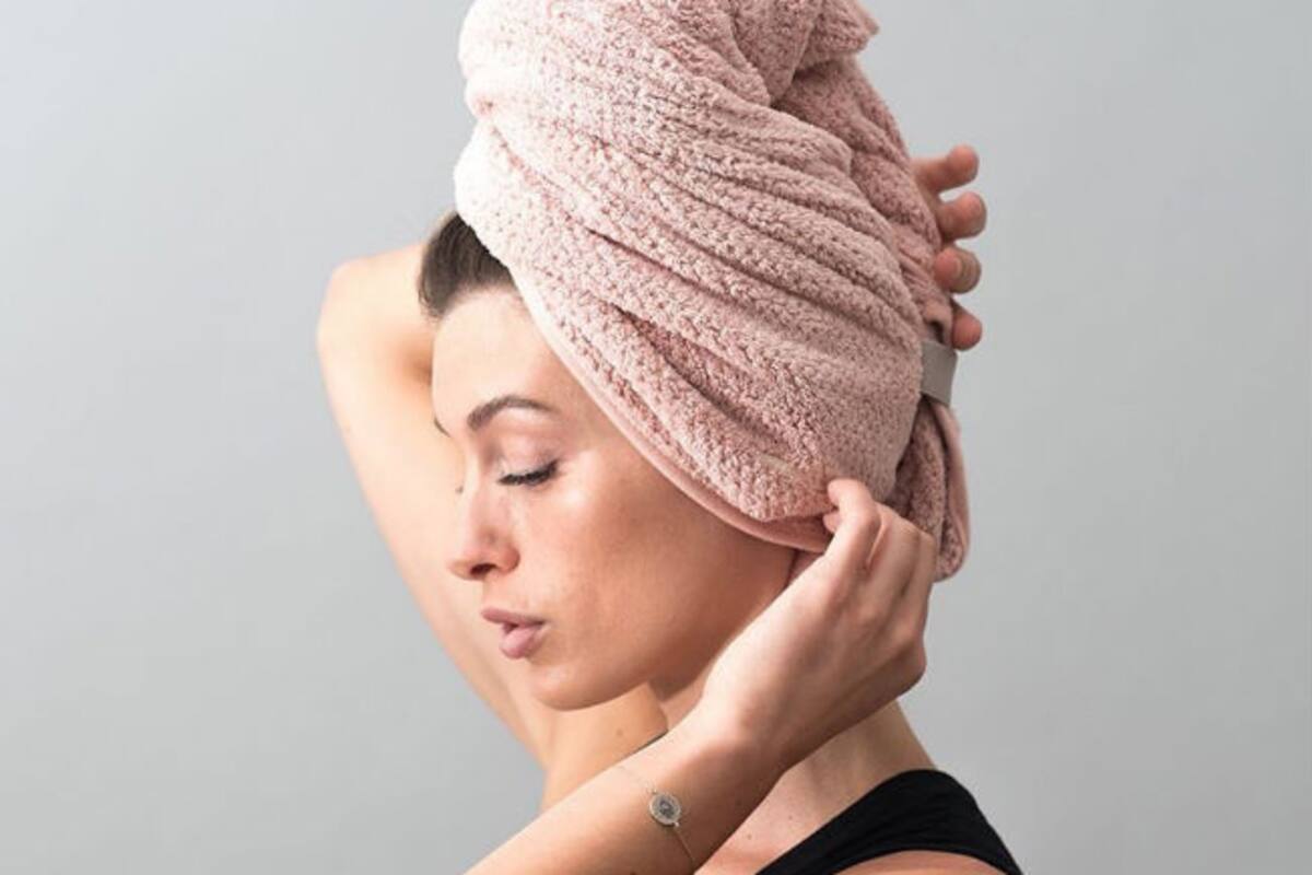 ¿Por qué debes usar una toalla de cuerpo y otra para secar tu cabello?