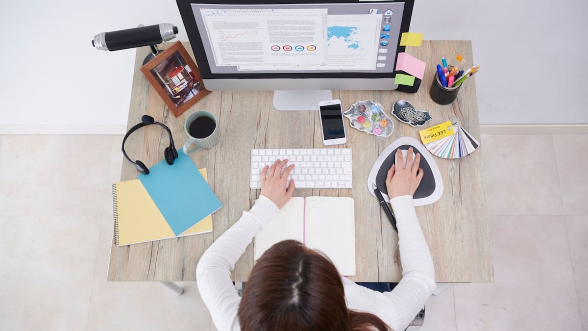 La multitarea puede afectar tu productividad y salud mental, advierten especialistas de Harvard y GQ