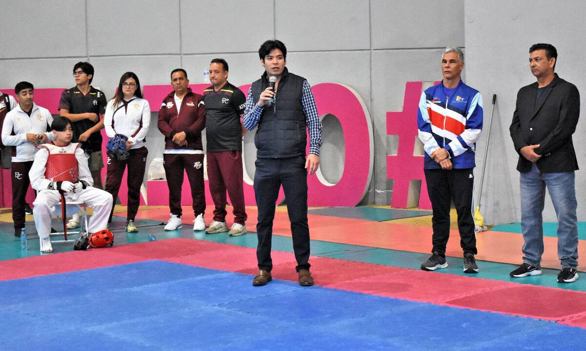 Atletas, entrenadores, y padres de familia y amigos de los participantes estuvieron presentes en la inauguración en la Cancha de Usos Múltiples del CAR.