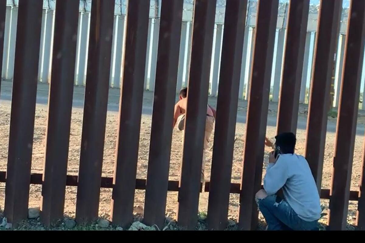 VIDEO: Aprovechan la tarde para cruzar el muro en Tijuana