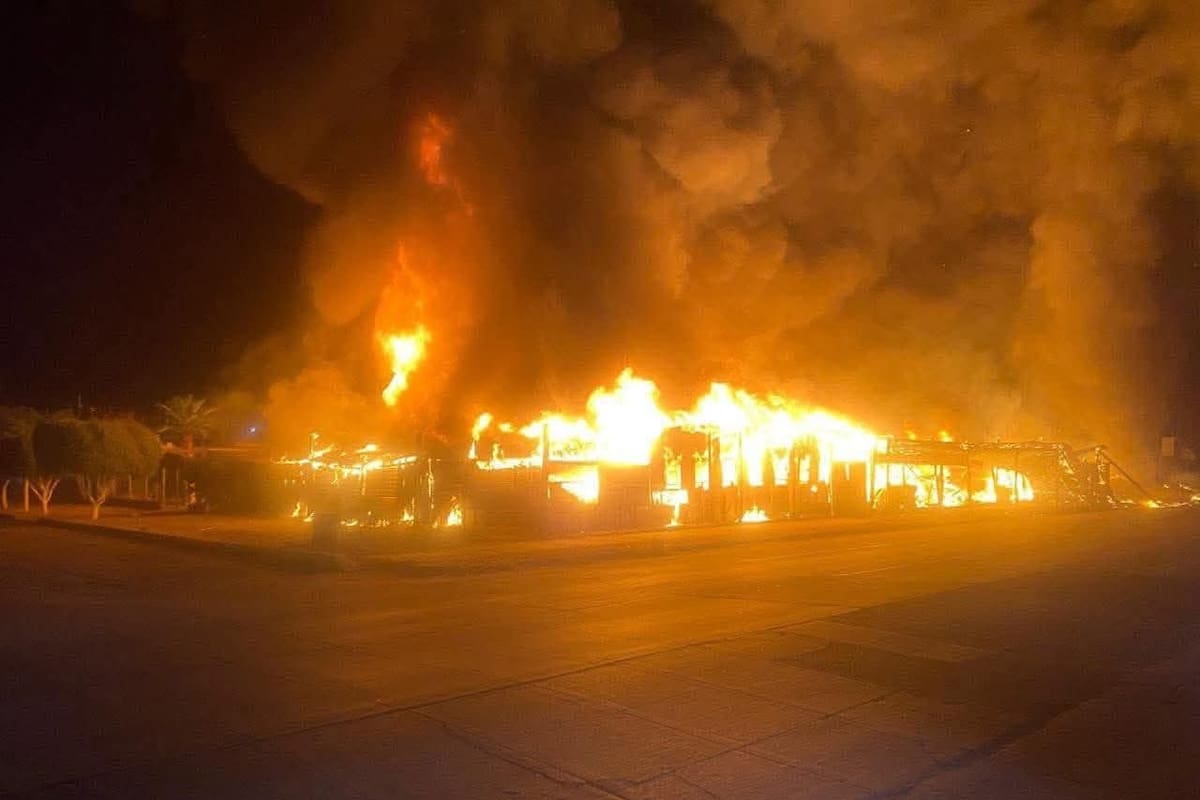Incendio consume locales comerciales en SLRC