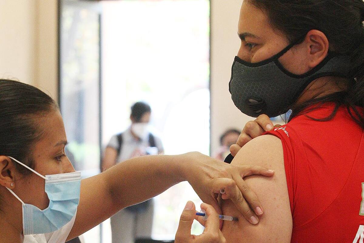 Alejandra Valencia recibe primera dosis de vacuna contra el Covid-19