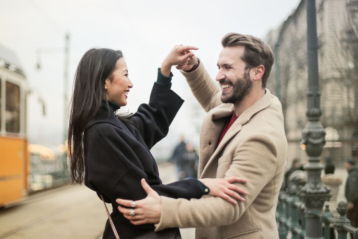 Una experta en relaciones afirma que esta es la principal acción que deben hacer las parejas si quieren tener una relación feliz