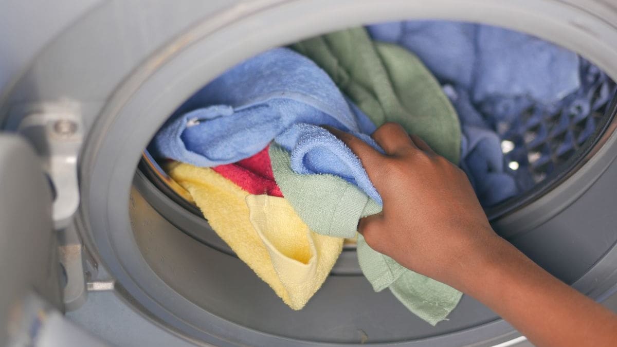 ¿A qué hora conviene lavar la ropa para ahorrar luz? El horario que puede ayudar a bajar el consumo en casa