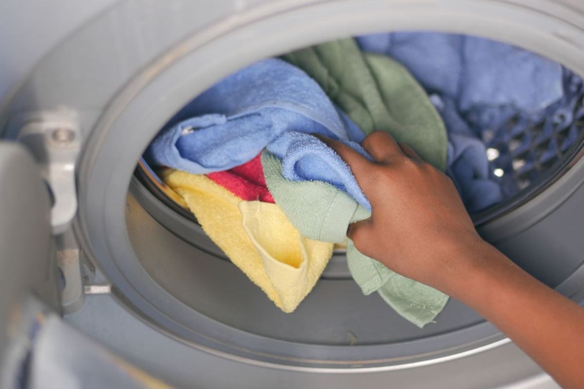 ¿A qué hora conviene lavar la ropa para ahorrar luz? El horario que puede ayudar a bajar el consumo en casa