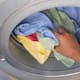 ¿A qué hora conviene lavar la ropa para ahorrar luz? El horario que puede ayudar a bajar el consumo en casa