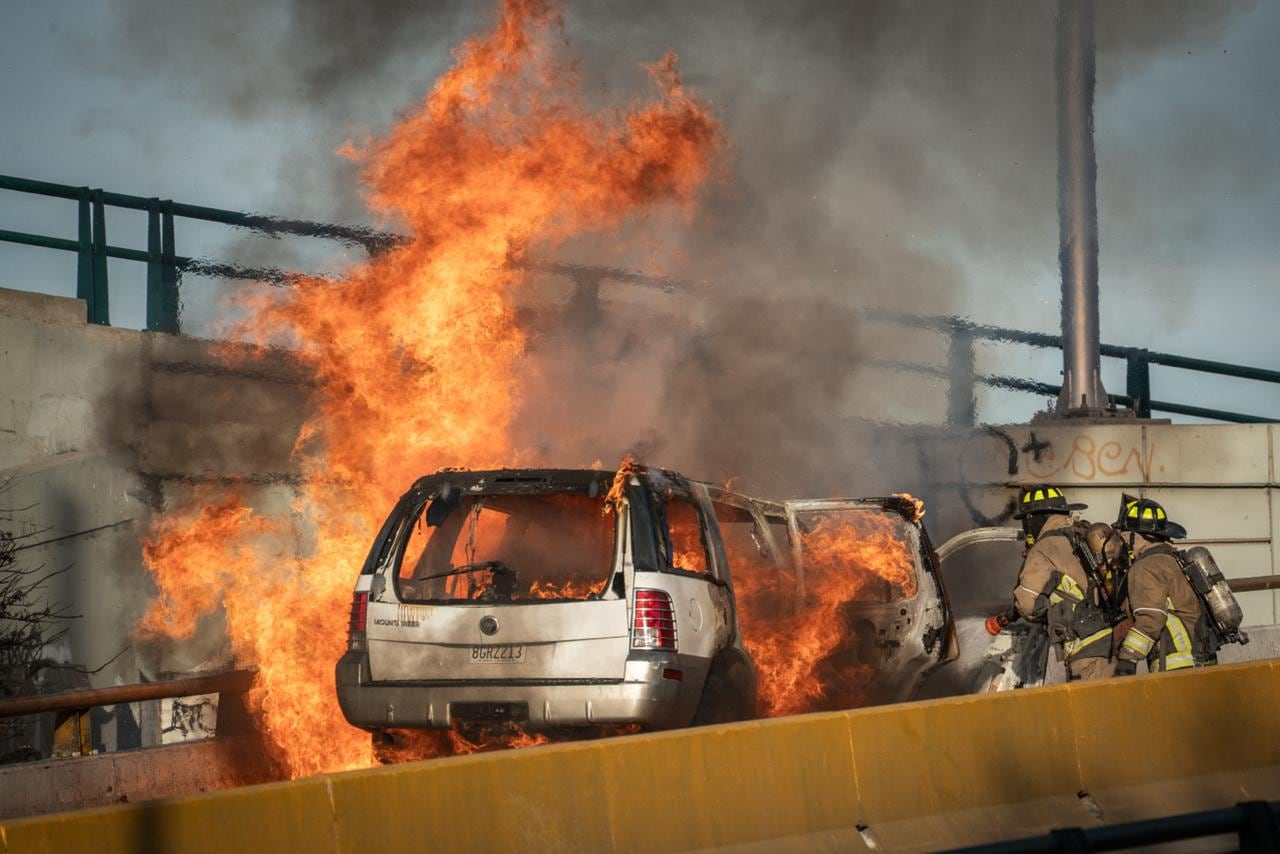 El siniestro obligó al cierre temporal del acceso mientras bomberos controlaban el fuego. Foto: Border Zoom