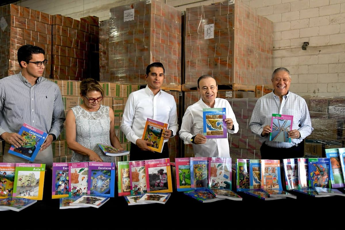 Foto: Alfonso Durazo en Facebook.
El gobernador Alfonso Durazo supervisará la distribución de libros de texto y uniformes gratuitos para estudiantes de nivel básico.