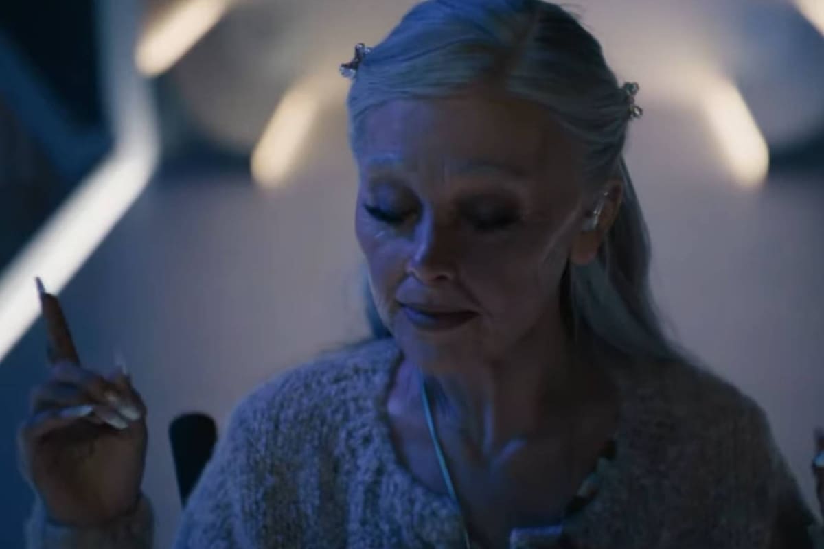 ¡Ariana Grande estrena “brighter days ahead”, cortometraje de “eternal sunshine”!