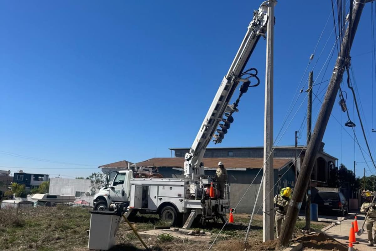 Vecinos de Lomas de Rosarito respiran aliviados tras reparación de poste en riesgo