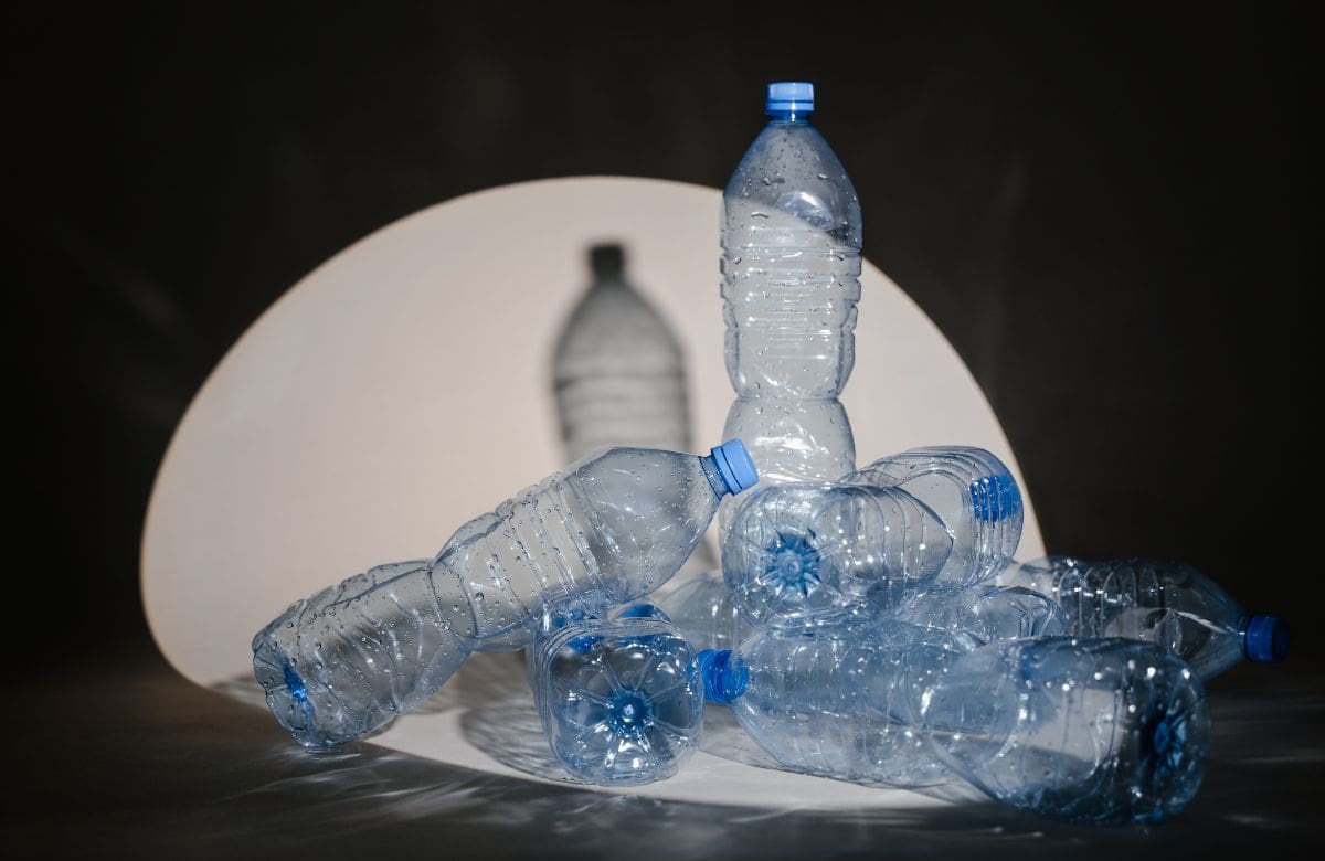 Una solución casera con botellas de plástico permite fabricar un trapeador económico en minutos | Foto: Especial (canva)