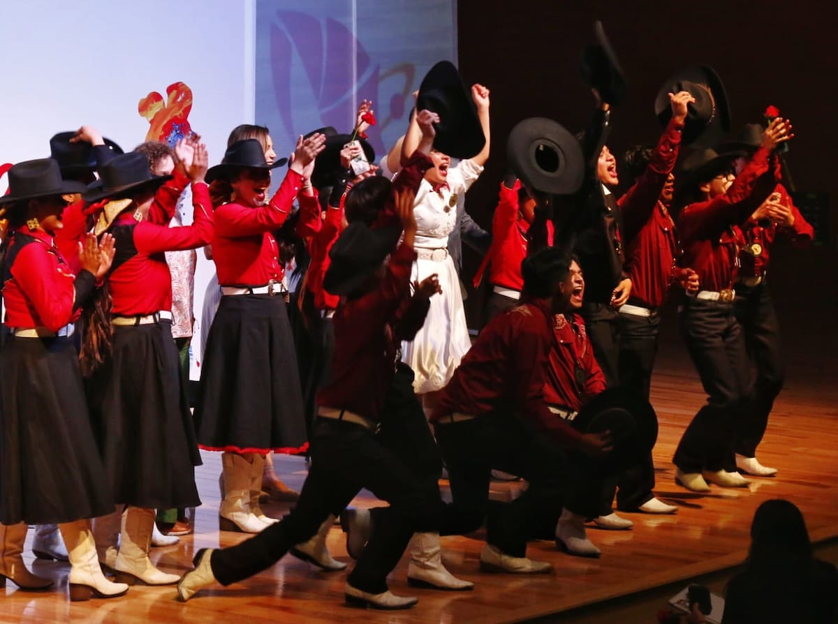 GANADORES. El equipo de danza folklórica del Cecyte Xochimilco fue el ganador del primer lugar del Festival Estatal de Arte "Alejandra Phelts". (FOTO: SAÚL MARTÍNEZ)