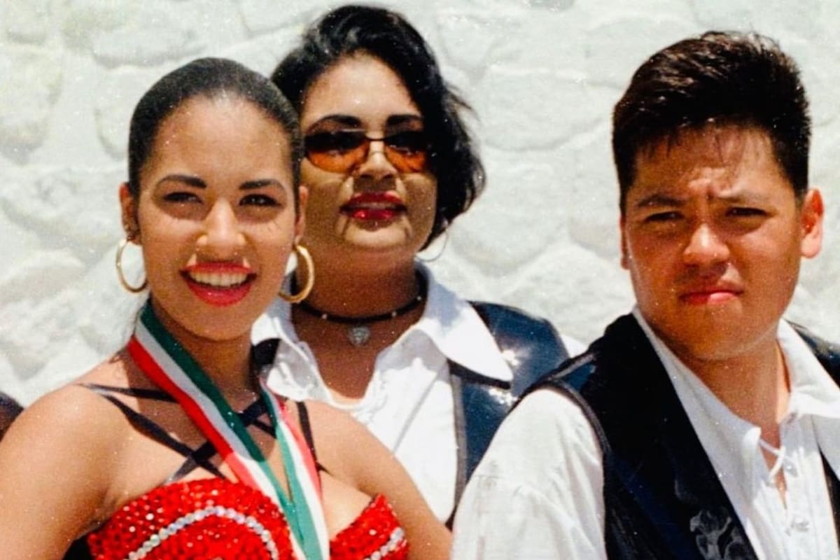 A sus 57 años de edad, así luce A.B. Quintanilla, hermano mayor de Selena