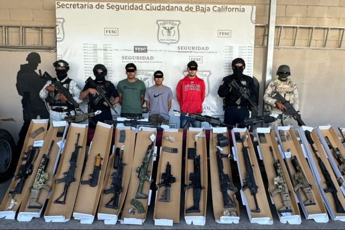 Aseguran 21 armas largas y detienen a 3 personas en la zona del Valle de Mexicali