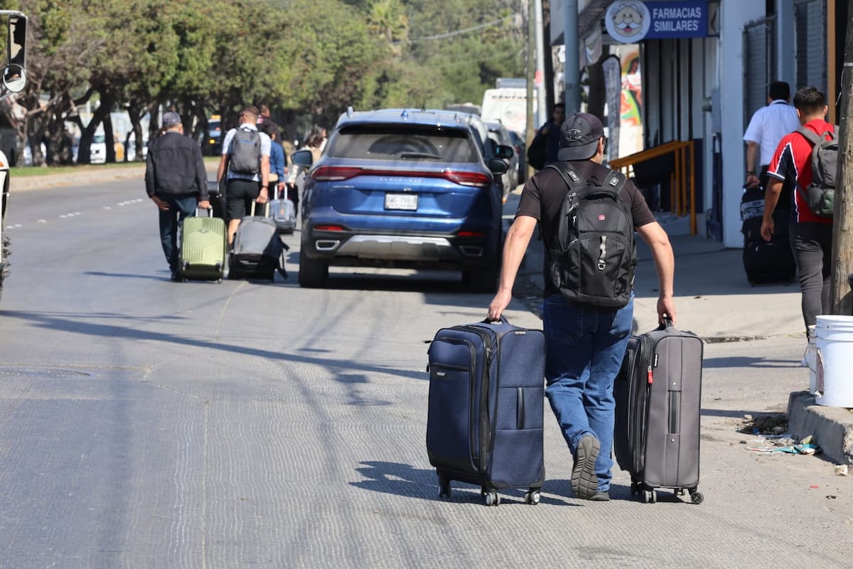 Los pasajeros tuvieron que caminar kilómetros con sus maletas para no perder sus vuelos.