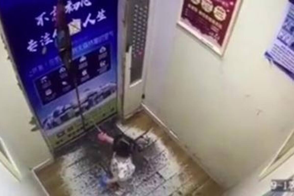 Pequeña de dos años queda enganchada en elevador