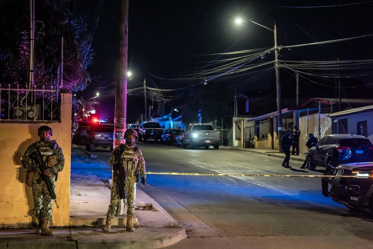 El agresor atacó con arma blanca a los oficiales dentro de un domicilio; una mujer fue hospitalizada. Foto: Border Zoom