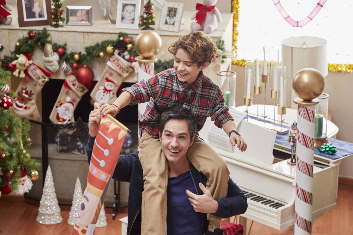 Mauricio Ochmann protagoniza 'Reviviendo la Navidad' en Netflix