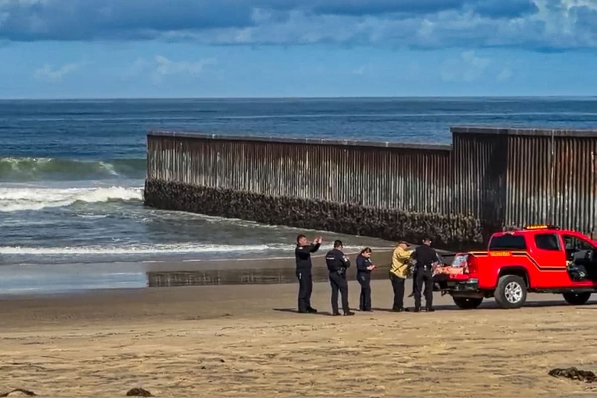 Rescatan a hombre arrastrado por la corriente cerca del muro fronterizo en Playas de Tijuana