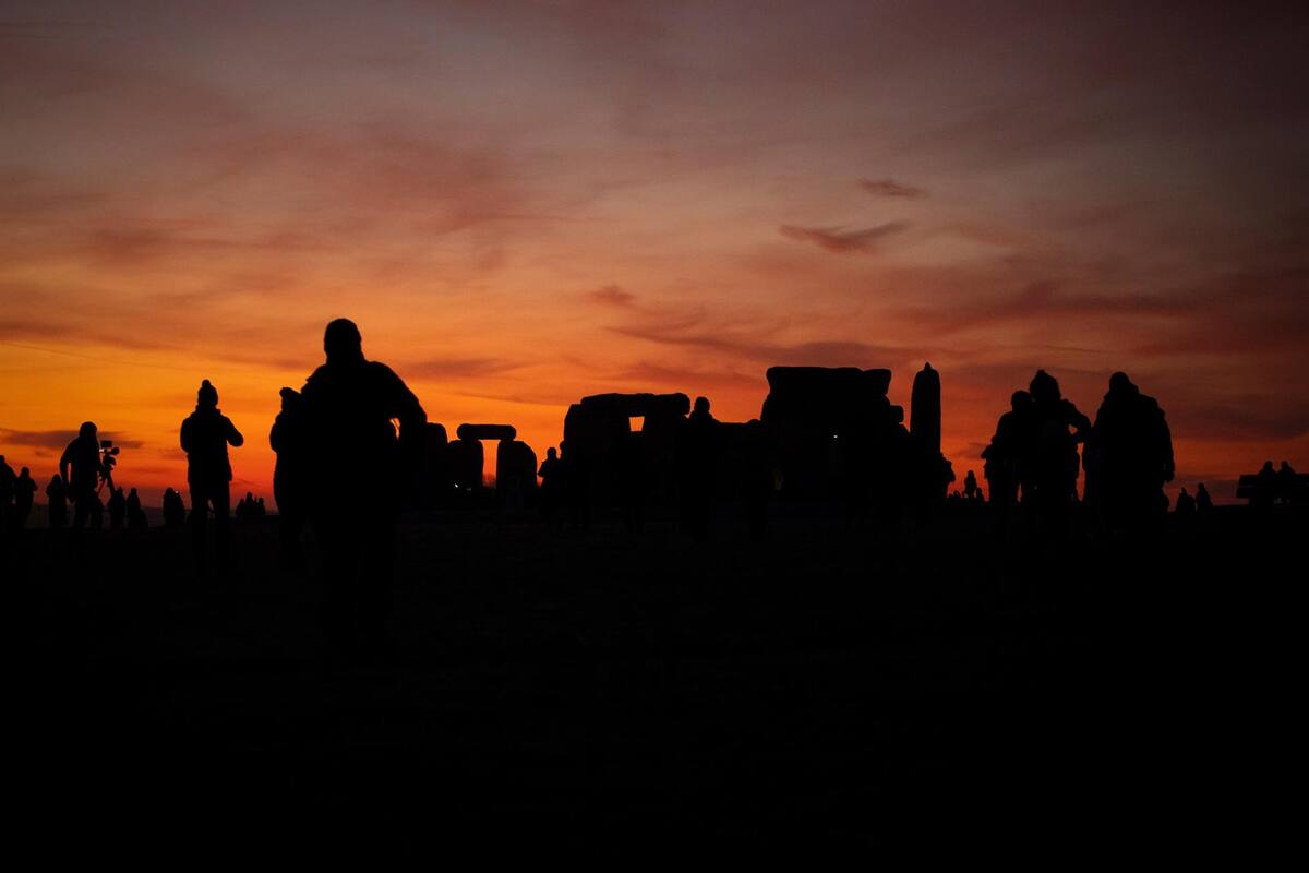 Un millar de personas celebran en Stonehenge el fin de la noche más larga