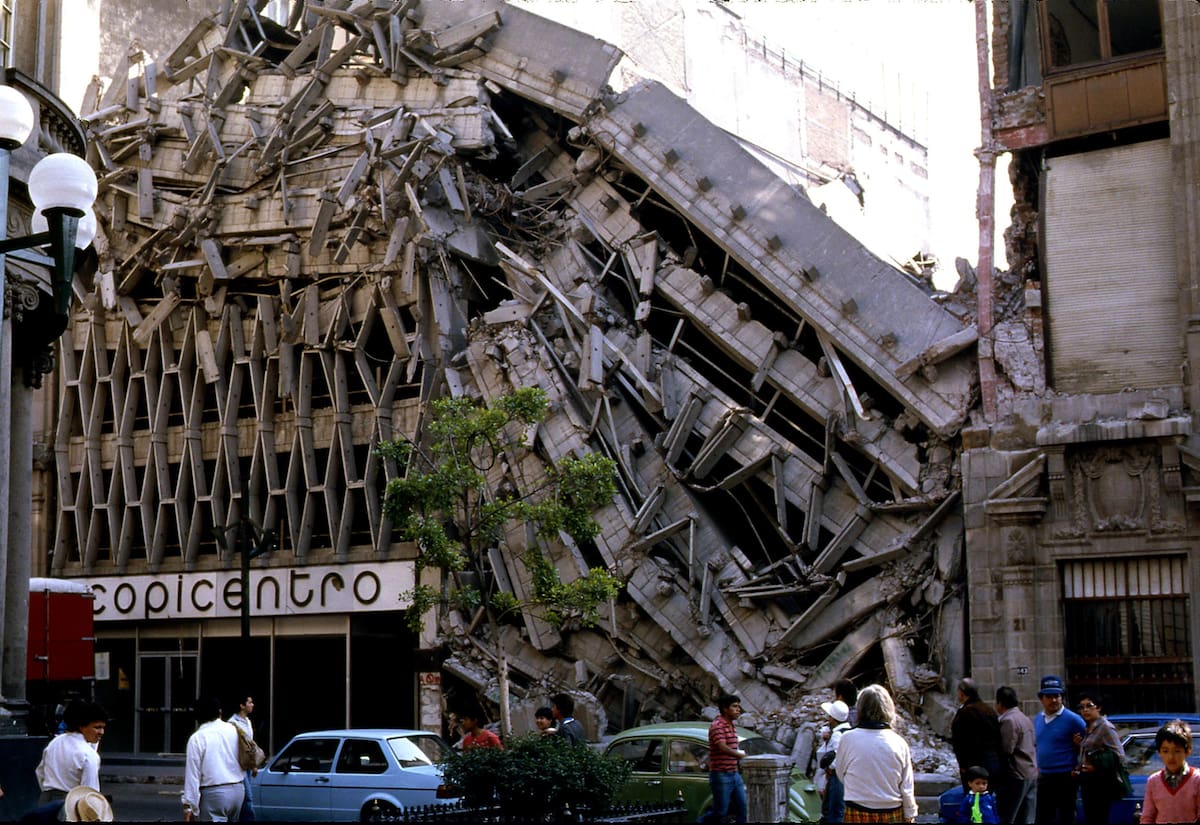 50918060. México, 18 Sep. 2015 (Notimex- Bernardo Moncada).- El recuerdo es vago para quienes no lo vivieron y latente para aquellos que de alguna u otra manera fueron protagonistas en el sismo ocurrido el 19 de septiembre de 1985, en el que cientos de edificios -se asegura más de 500- sucumbieron ante el movimiento telúrico de 8.1 grados en la escala de Richter. NOTIMEX/FOTO/BERNARDO MONCADA/BMR/DIS/