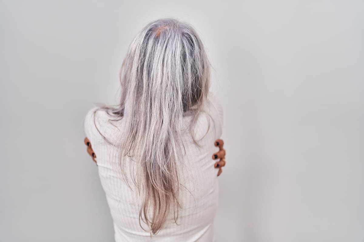 Aceptar las canas elimina la necesidad de sostener una máscara social | Magnific