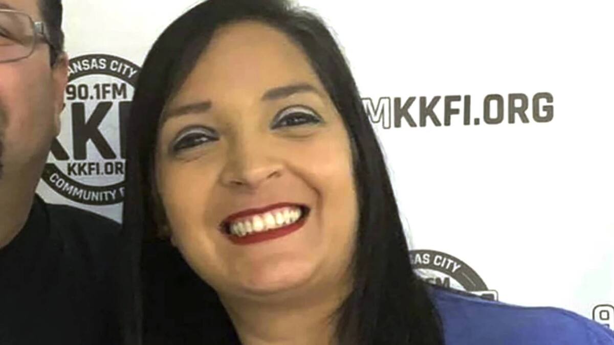 La mujer fallecida fue identificada por la emisora KKFI-FM como Lisa Lopez-Galvan, conductora de "Taste of Tejano". Foto: KKFI 90.1FM vía AP.