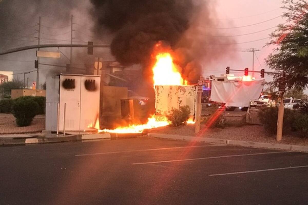 Auto choca y derriba transformador en Yuma