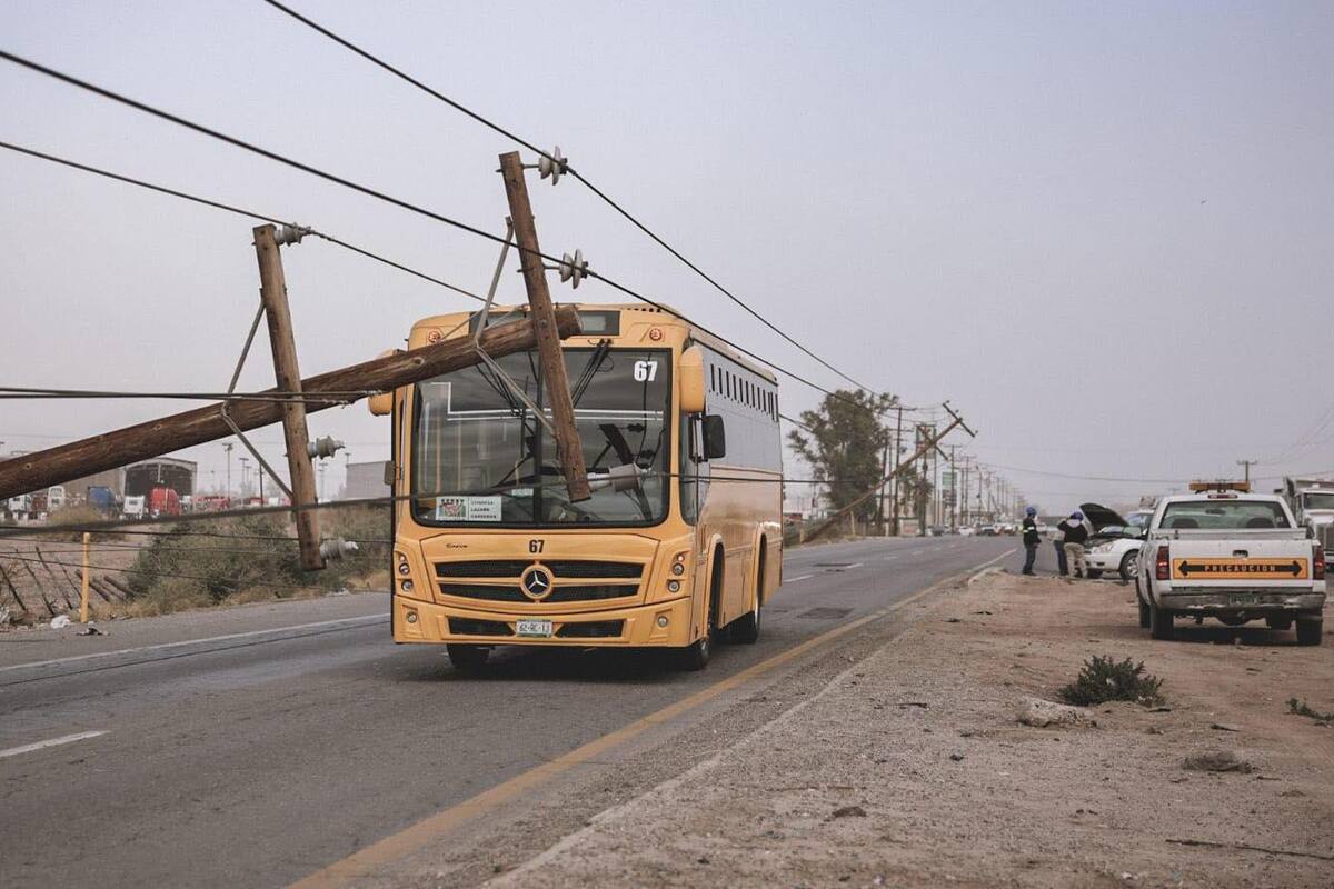 Vientos provocan fallas de semáforos y postes caídos
