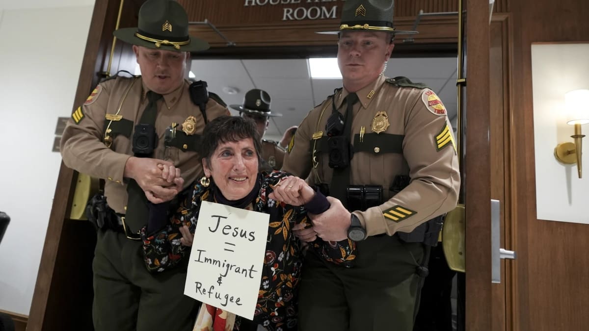 Las políticas migratorias más estrictas y el aumento de deportaciones en Estados Unidos impulsan a más ciudadanos a buscar seguridad y mejores condiciones de vida en el extranjero. /AP