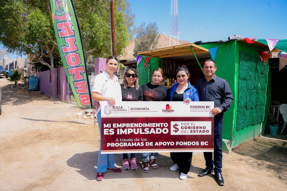 La gobernadora Marina del Pilar Avila Olmeda visitó diversas colonias de las zonas prioritarias para entregar apoyos productivos a mujeres y hombres mayores de 50 años l Foto: Cortesía