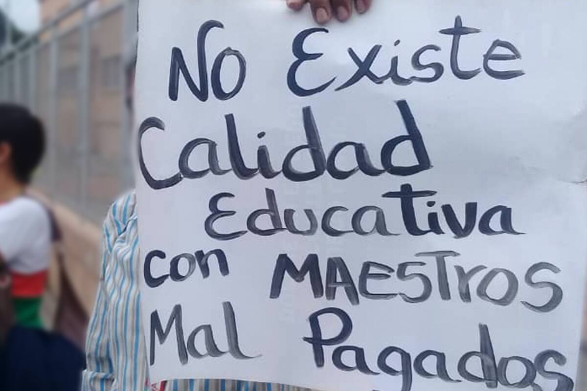 Docentes protestan en palacio de gobierno de BCS