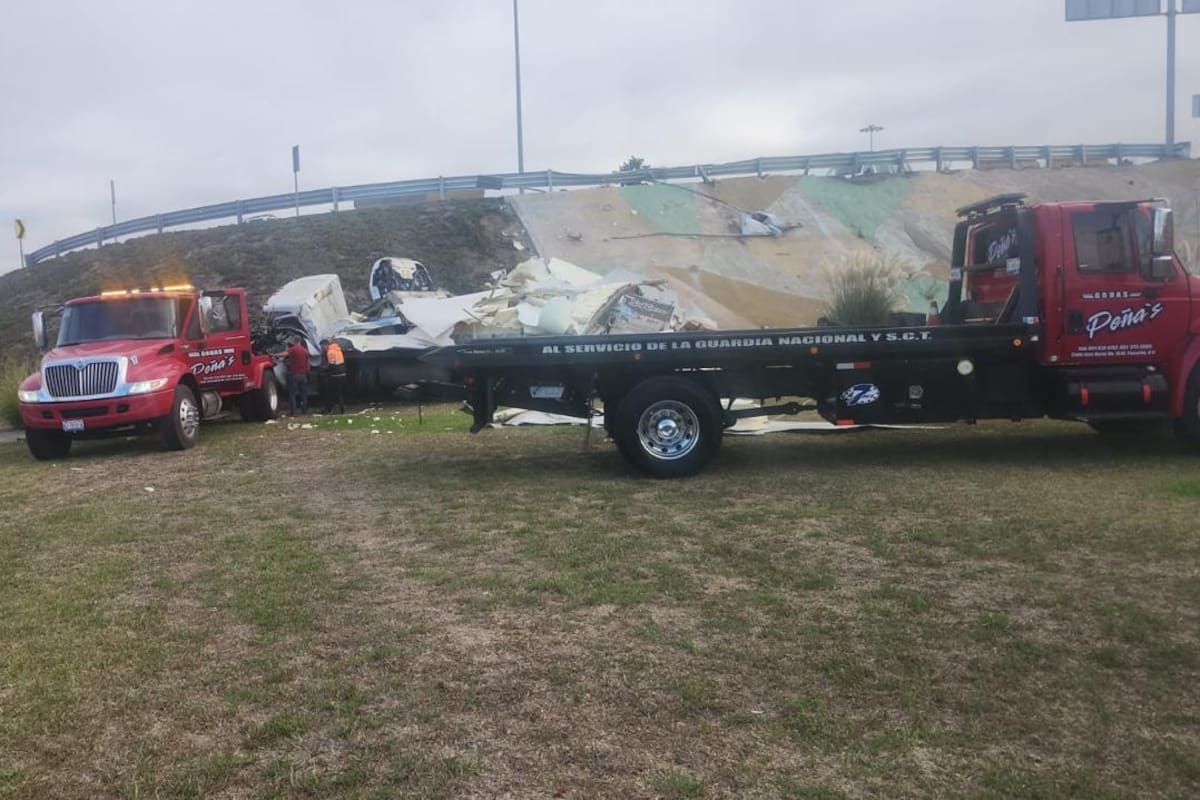 Vuelca camión repartidor de carne en Nodo Pemex de Rosarito